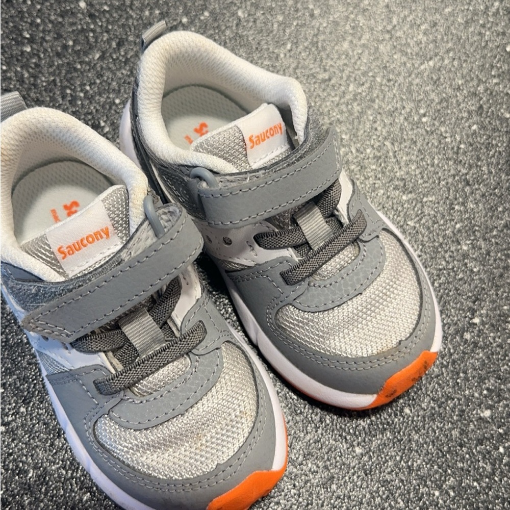 Saucony gender neutral sneaker 7 wide